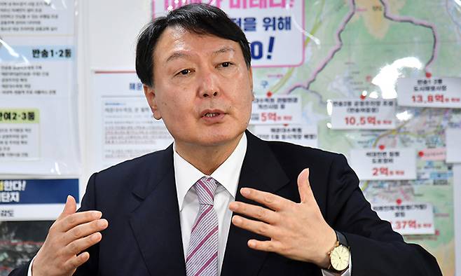 윤석열 국민의힘 대통령선거 경선 후보가 19일 부산 해운대구 해운대을 당원협의회를 방문, 지지를 호소하는 발언을 있다. 뉴시스