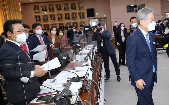 더불어민주당 대선 후보인 이재명 경기도지사가 18일 경기도 수원시 팔달구 경기도청에서 열린 국회 행정안전위원회의 경기도에 대한 국정감사에서 오전 일정을 마치고 김용판 국민의힘 의원과 논쟁를 벌인 뒤 이동하고 있다. 뉴스1