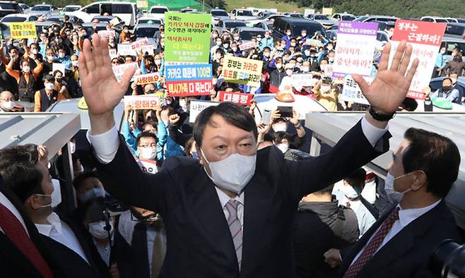 지지자들에 답례 국민의힘 윤석열 대선 경선 후보가 19일 부산 연제구 부산개인택시조합을 방문한 자리에서 지지자들의 환호에 두 손을 들어 보이고 있다. 부산=뉴스1