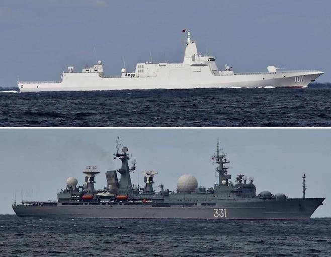 동해 표트르대제만에서 연합훈련을 마친 중국과 러시아 해군 함정 10척이 지난 18일 동시에 일본 혼슈와 홋카이도 사이 쓰가루해협을 통과해 태평양에 진출하는 모습이 포착됐다. 위 사진은 중국 해군의 최신예 미사일 구축함인 난창급 101함. 아래는 러시아 해군 소속 마샬 네델린급 미사일 추적함 331함. 일본 통합막료감부 제공