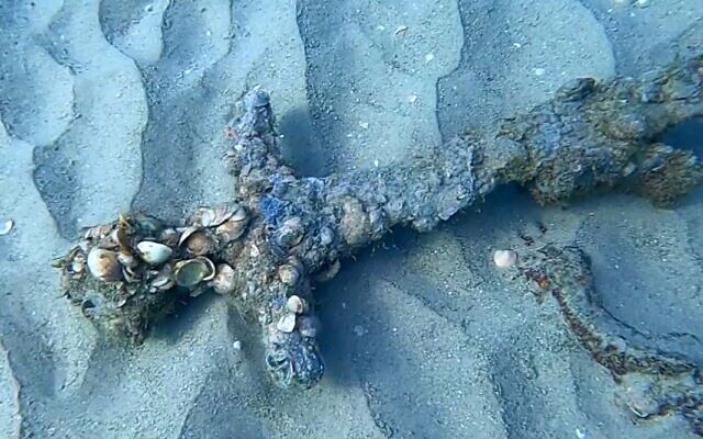 해저 모래 위로 드러난 고대 검의 모습.(사진=슐로미 카친)