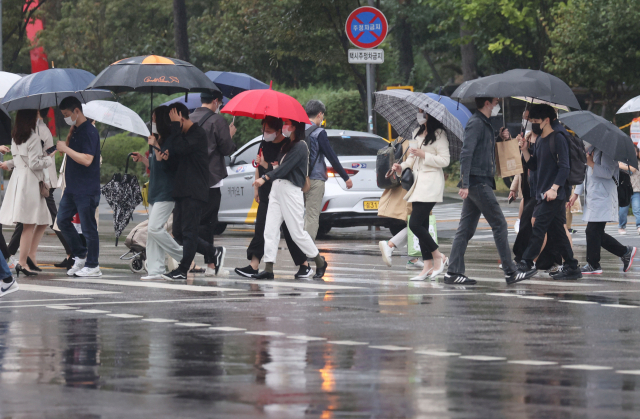 지난 10일 오후 서울 용산역 앞에서 시민들이 우산을 쓴 채 이동하고 있다. /연합뉴스