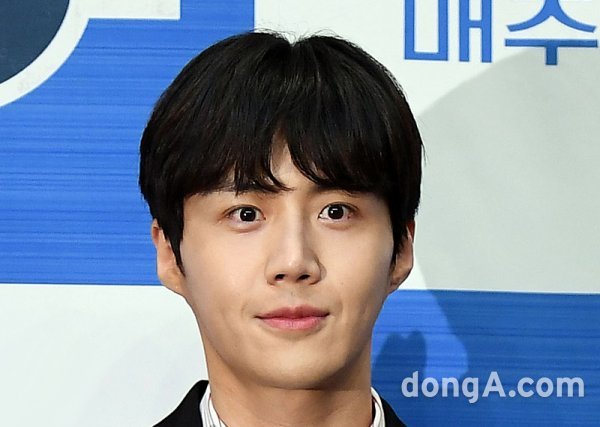 Earlier, Mr. A posted an article on Actor K on the community bulletin board under the domestic portal site on the 17th.Mr. A, who claims to have been in a relationship with Actor K, was forced to commit Abortion from Actor K.According to Mr. A, the two dated from the beginning of last year (2020) to the middle of this year (summer).Mr. A claimed that he had no contraception when he stopped contraception because of his health, and that he informed Actor K of his pregnancy in July last year.Actor K. has committed to abort and marriage, citing billions of advertising damages. The problem is after Abortion.When the fetus disappeared, Actor K changed his attitude. Actor K showed emotional ups and downs as an excuse for his work and suddenly announced his separation at the end of May.It is impossible to have normal daily life in the image that comes out too differently on TV.I decided to write with all the risks that I had to tell my personal story as a woman, he said.Not only aftereffects of separation, but also his subhuman behavior, which demanded unilateral sacrifice because he was sensitive to the purpose of erasing precious babies and working on them, is a serious mental and physical trauma.If I did not write this, I would not be able to live a proper life in the shadow of the pain he gave me for the rest of my life. Mr. As claim demanded evidence online because Mr. A has already contained all the details that would specify Actor K.There are so many pictures that its not difficult to do that, because of legal reasons for not posting them right away, A said in a request for evidence. Im worried about whether to post a photo, but Ill think carefully.I have been suffering from guilt and pain for over a year, not because I have made it easy or made a decision. But Kim Seon-ho and his agency Salt Entertainment have been silent for two days since Disclosure was posted; it was not until the third day, 19th, that they managed to speak.The problem is that the statement contained only useless content. Salt Entertainment said in an official statement on the morning of the 19th, I am sincerely sorry that I did not convey my position quickly.We are currently aware of the factual relationship of the anonymous post.I am sincerely sorry for the inconvenience that it has caused me to be a little bit more, as the factual relationship has not yet been clearly confirmed, he said.And this sickening factual relationship confirmation is still going on.I was not able to say a simple word that I would have said early on, but I avoided contact and kept silent.Factual relationship checking. The reporters, as well as fans and industry officials, demand psychological identification.In any spirit, I can not say this simple word, and I make it to the point.Kim Seon-ho, who had already read between lines in his ability to cope with the suspicions, and his agency carved two letters of worst like scarlet letters.Kim Seon-ho is expected to become a mirage. It was a fantasy for a while, but it would be a disaster.Kim Seon-ho and Salt Entertainment are two words to be talked about.