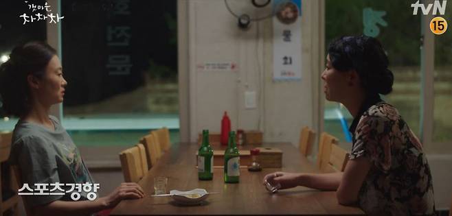 tvN 드라마 ‘갯마을 차차차’ 캡쳐. 이봉련(왼쪽), 차청화