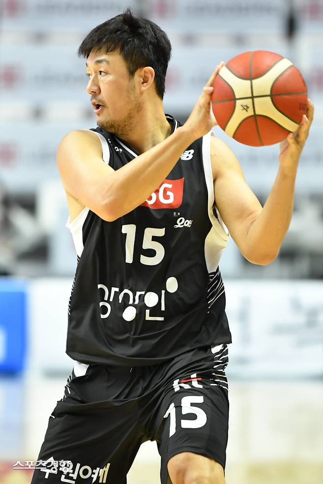 수원 KT 김동욱이 18일 수원 KT소닉붐 아레나에서 열린 2021~2022 KGC인삼공사 정관장 프로농구 고양 오리온과 경기에서 패스할 곳을 찾고 있다.  KBL 제공