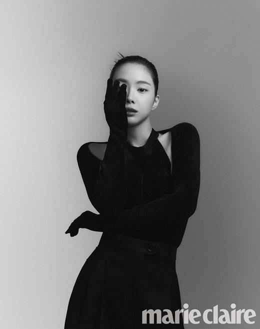 가수 겸 배우 손나은. 사진|마리끌레르.