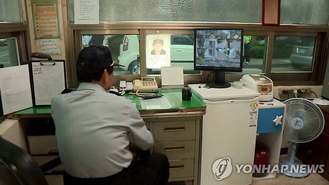 아파트 경비원 [연합뉴스TV 제공]