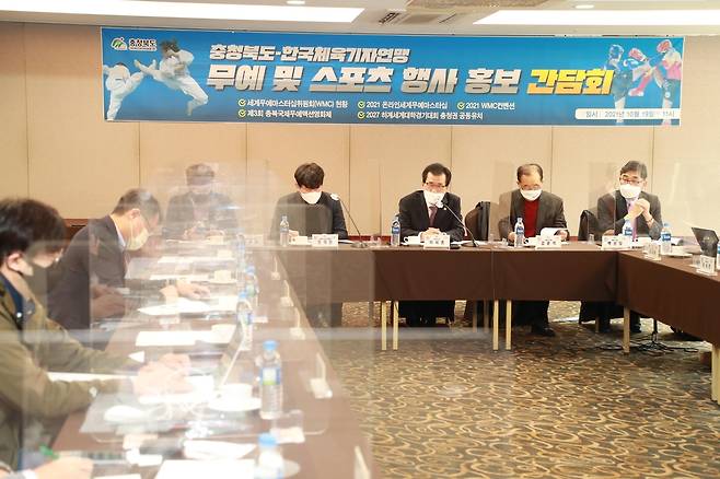 홍보간담회 갖는 이시종 충북지사 (서울=연합뉴스) 이시종 충북지사가 19일 오전 서울 광화문 코리아나호텔에서 충북 무예 및 스포츠 행사 관련 홍보 간담회를 하고 있다. 2021.10.19 [충청북도 제공. 재판매 및 DB 금지]