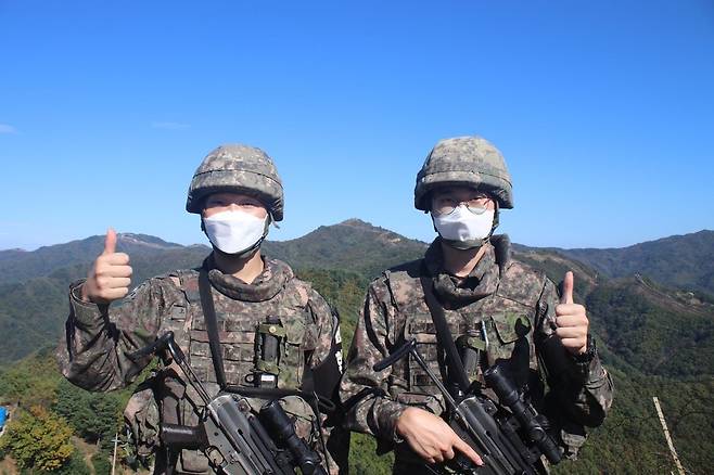전역 휴가 반납하고 GP 임무 수행 중인 오준표(왼쪽), 이재원 병장 [육군 22사단 제공.재판매 및 DB 금지]