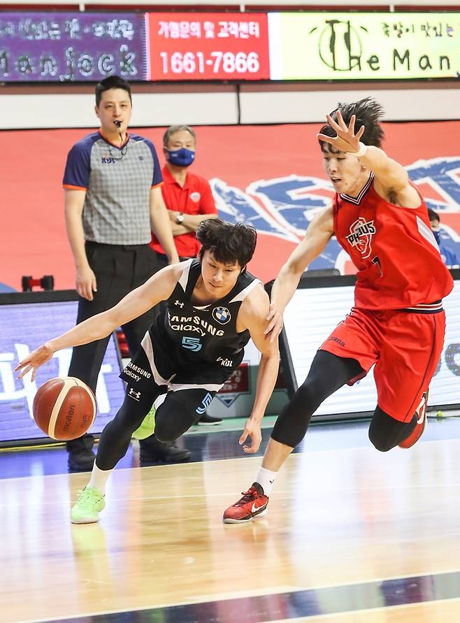 돌파하는 김시래(왼쪽) [KBL 제공. 재판매 및 DB 금지]