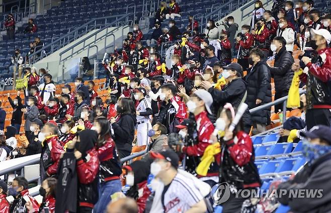 '백신패스' 도입, 팬들 곁으로 다가온 야구 (서울=연합뉴스) 황광모 기자 = 서울을 포함한 수도권 지역에서도 백신 접종 완료 자에 한해 스포츠 경기 관람이 가능해진 뒤 첫 프로야구 경기가 열린 19일 오후 서울 송파구 잠실야구장에서 야구팬들이 2021 프로야구 키움과 LG와의 경기를 관람하고 있다.
     이날부터 사회적 거리두기 4단계 지역인 수도권에서도 정부가 지난주 발표한 방역지침 조정안에 따라 코로나19 백신 2차 접종 뒤 14일이 지난 시민들은 야구와 농구 등 스포츠 직접 관람이 가능하게 됐다. 2021.10.19 hkmpooh@yna.co.kr