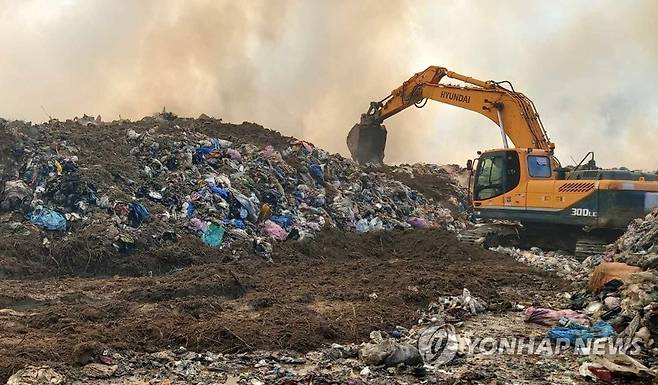 횡성 야외 쓰레기매립장서 불…굴착기 동원 진화 19일 오전 4시 38분께 강원 횡성군 횡성읍 학곡리 야외 쓰레기매립장에서 불이 나 소방대원들이 굴착기를 투입해 쓰레기더미 속에 남아 있는 불씨를 제거하고 있다. [강원 횡성소방서 제공. 재판매 및 DB 금지] conanys@yna.co.kr