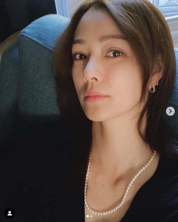 Actor Son Tae-young delivered an elegant routine.Son Tae-young posted a picture on his 20th day with his article I have arrived at last, thank you always ~ I will cheer you! My necklace, my earrings.The photo shows Son Tae-young, who is wearing a neck street and earrings and leaving a selfie.Meanwhile, Son Tae-young married actor Kwon Sang-woo in 2008 and has one male and one female. She is currently living in New York with her children.Photo: Son Tae-young SNS