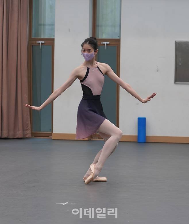 국립발레단 ‘주얼스’에서 루비로 출연하는 단원 정은지의 연습 장면(사진=국립발레단)
