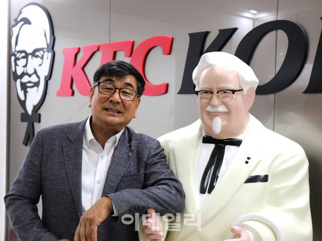 ▲지난 18일 서울 중구 KG타워 KFC코리아 본사에서 반우종 고객상담실장이 이데일리와 인터뷰를 하며 KFC 창립자이자 상징인 ‘커넬 샌더스’ 동상 앞에서 포즈를 취하고 있다.(사진=KFC코리아)