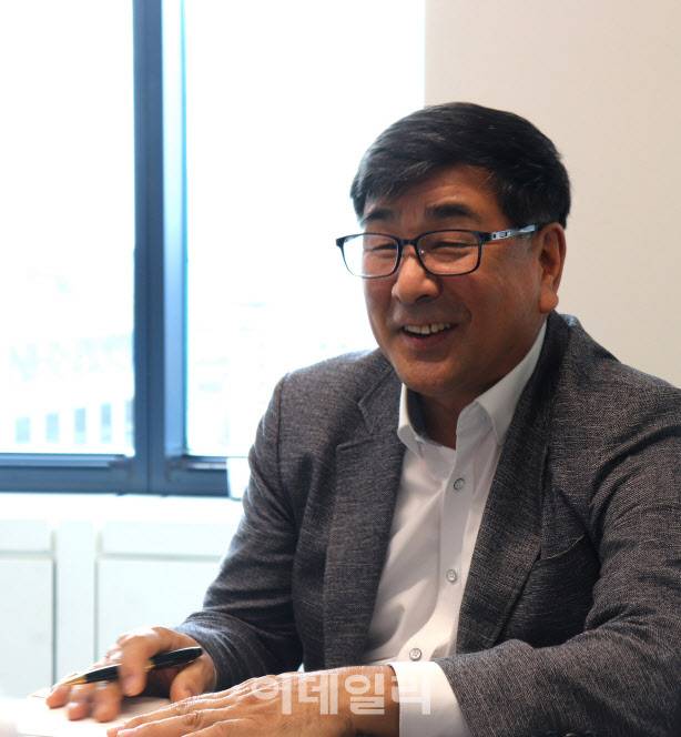 ▲지난 18일 서울 중구 KG타워에서 반우종 KFC코리아 고객상담실장이 이데일리와 인터뷰를 하며 40년 가까운 현장 근무 경험을 이야기하고 있다.(사진=KFC코리아)