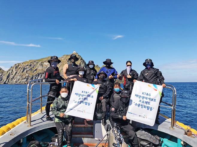 KT&G가 해양생태계 보호를 위한 수중 정화활동을 진행했다. 사진은 협력기관 ‘팀부스터’가 부산·경남지역 일대에서 수중 정화활동을 펼치고 있는 모습. (사진=KT&G)