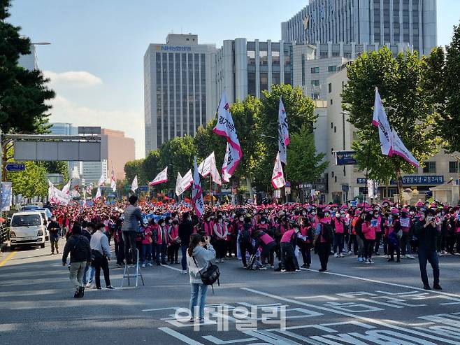 20일 오후 민주노총 조합원들이 서울 서대문역 사거리 도로에서 행진 중이다.(사진=조민정 기자)