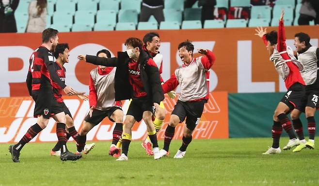 프로축구 포항 스틸러스 그랜트(왼쪽)가 20일 오후 전북 전주월드컵경기장에서 열린 아시아축구연맹(AFC) 챔피언스리그(ACL) 울산 현대와의 준결승전에서 동점 골을 넣고 동료들과 기뻐하고 있다. (전주=연합뉴스)