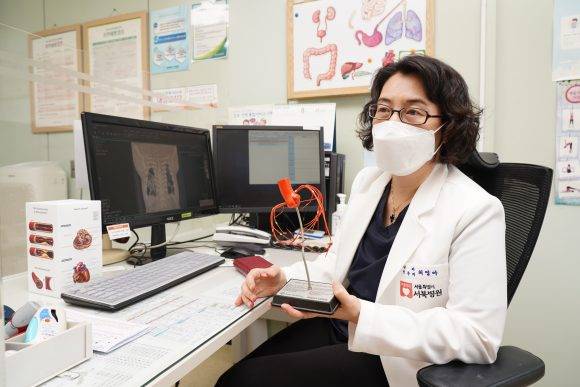 제33회 아산상 의료봉사상 수상자인 최영아 의사가 진료를 보고 있다. [사진=아산사회복지재단]