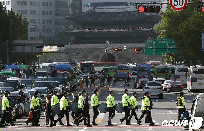 20일 오전 서울 중구 남대문 인근에서 경찰들이 분주히 움직이고 있다.  2021.10.20/뉴스1 © News1 송원영 기자