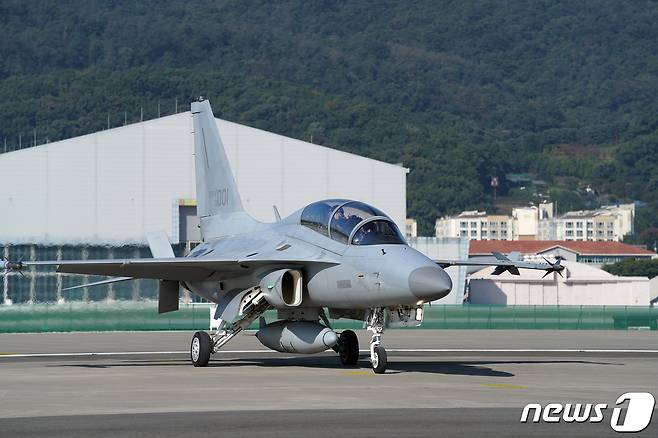 문재인 대통령이 20일 경기도 성남시 서울공항에서 열린 2021 서울 국제 항공우주 및 방위산업 전시회(ADEX) 개막 기념행사에 국산 경공격기 FA-50을 타고 도착하고 있다. 문 대통령이 탑승한 FA50은 수원 공군기지를 출발해 천안 독립기념관과 서울 현충원, 용산 전쟁기념관 상공을 비행해 서울공항에 도착했다. 2021.10.20/뉴스1 © News1 이광호 기자