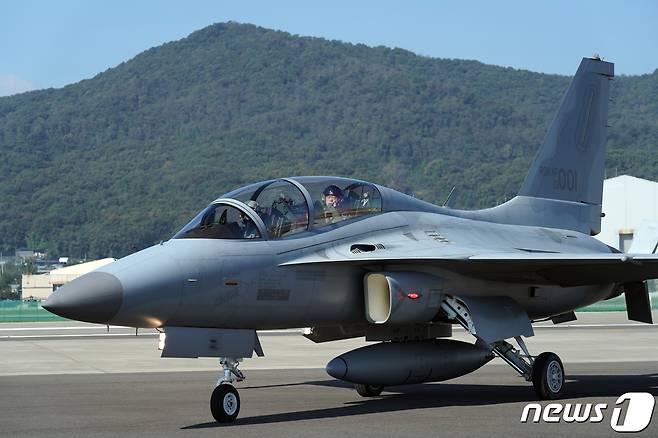 문재인 대통령이 20일 경기도 성남시 서울공항에서 열린 2021 서울 국제 항공우주 및 방위산업 전시회(ADEX) 개막 기념행사에 국산 경공격기 FA-50을 타고 도착하고 있다. 문 대통령이 탑승한 FA50은 수원 공군기지를 출발해 천안 독립기념관과 서울 현충원, 용산 전쟁기념관 상공을 비행해 서울공항에 도착했다. 2021.10.20/뉴스1 © News1 이광호 기자