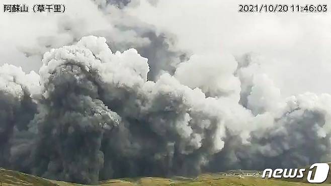 20일 일본 규슈 구마모토현의 아소산이 분화하고 있다. © AFP=뉴스1