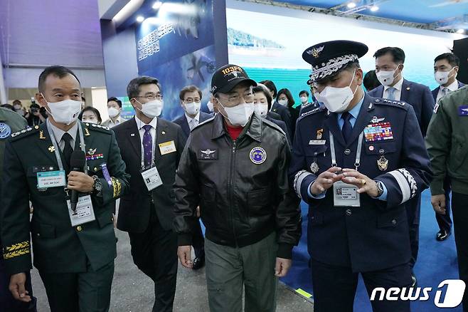 문재인 대통령이 20일 경기도 성남시 서울공항에서 열린 2021 서울 국제 항공우주 및 방위산업 전시회(ADEX)에서 박인호 공군참모총장의 안내를 받으며 전시장을 관람하고 있다.2021.10.20/뉴스1 © News1 이광호 기자