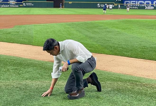지난 8일 정용진 신세계그룹 부회장이 게재한 미국 텍사스주 알링턴 소재 '글로브 라이프 필드' 방문 사진. 정 부회장은 인스타그램에 "돔구장 견학 중"이라고 적었다. 21.10.08/뉴스1 (정용진 신세계그룹 부회장 인스타그램)© 뉴스1