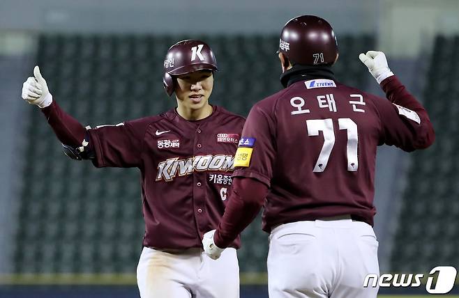 20일 오후 서울 송파구 잠실야구장에서 열린 프로야구 2021 신한은행 SOL KBO리그 키움 히어로즈와 LG 트윈스의 경기 5회초 1사 1,2루 상황 키움 김혜성이 적시타를 친 후 기뻐하고 있다. 2021.10.20/뉴스1 © News1 이재명 기자