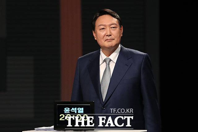 국민의힘 대선 경선 주자인 윤석열 전 검찰총장 측이 김웅 국민의힘 의원과 고발사주 제보자 조성은 씨와의 통화내용 공개에 대해 "선거공작용 거짓 프레임"이라고 반박했다. 지난 15일 국민의힘 대선 경선후보 일대일 맞수토론을 준비하던 당시 윤 전 총장. /국회사진취재단