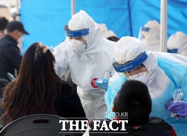 경북에서 코로나19 신규확진자가 75명이 발생해 전날 42명에 비해 33명이 늘었다. 코로나 검체 채취 모습. /안동=황진영 기자