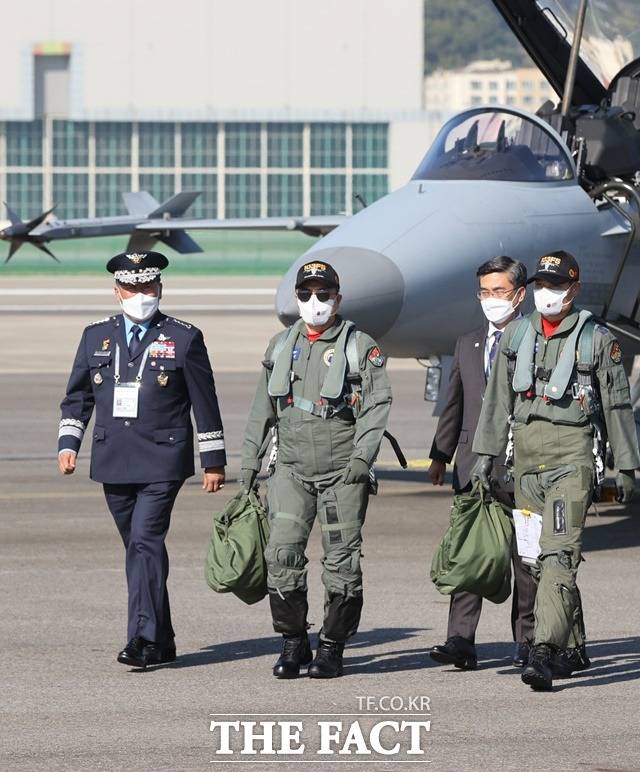 문재인 대통령이 20일 오전 2021 서울 국제 항공우주 및 방위산업 전시회 기념식이 열린 경기도 성남시 서울공항에서 FA-50 전투기에 탑승해 비행을 마치고 행사장으로 이동하고 있다. /뉴시스