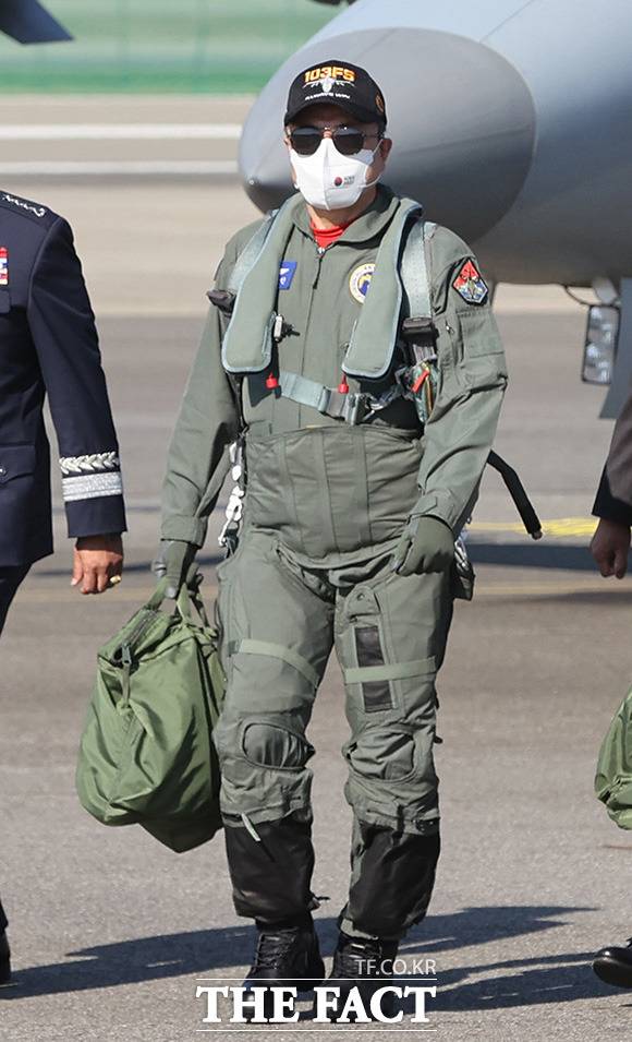 문재인 대통령이 20일 오전 경기도 성남에서 열린 국산 전투기에 탑승해 경기 성남에서 열린 ‘서울 국제 항공우주 및 방위산업 전시회 기념식(ADEX 2021)’에 참석했다./뉴시스