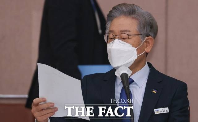 더불어민주당 대선 후보인 이재명경기도지사는 20일 유동규 전 성남도시개발공사 기획본부장 임명 과정 의혹에 대해 "임명과정이 누구에게 있었는지, 인사 결정 절차가 어떻게 됐는지 기억나지 않는다"고 밝혔다. 20일 경기도 수원시 팔달구 경기도청에서 열린 국회 국토교통위원회의 경기도청에 대한 국정감사에서 자료를 확인하고 있는 이 후보. /국회사진취재단