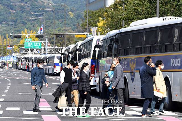 길게 늘어선 버스 차벽과,