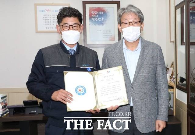 유진섭 정읍시장은  “어려운 시기에 지역의 인재 양성에 관심을 갖고 기부해 주셔서 진심으로 감사드린다”며 “학생들이 훌륭한 인재로 성장할 수 있도록 소중하게 사용하겠다”고 말했다. / 정읍시 제공