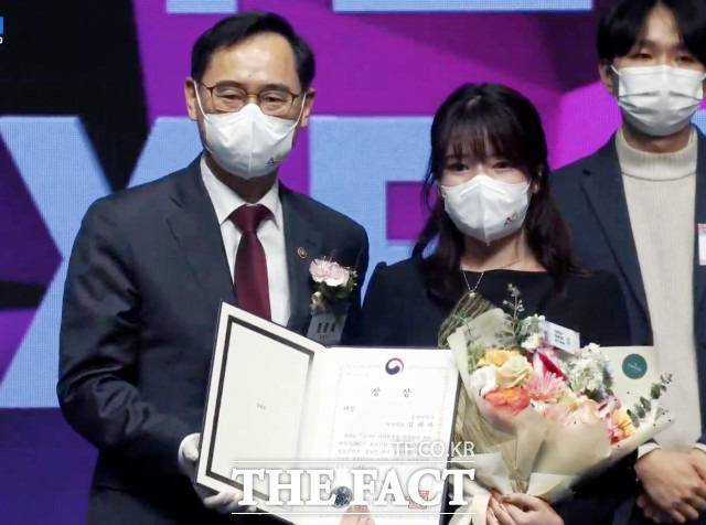 김레아 충남대 무역학과 학생이 한국연구재단 주관 '2021년 LINC+ 영상콘텐츠 공모전'에서 대상인 교육부장관상을 받았다. /충남대 제공