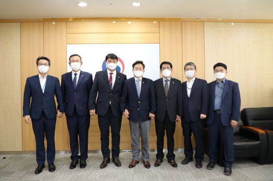 지난 19일 창원시, 수원시, 고양시, 용인시 의회 의장단이 행정안전부를 방문해 실질적 특례시의회 권한 발굴을 요구했다.[이미지출처=창원시의회]