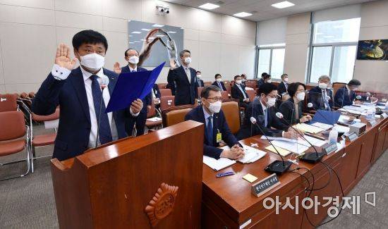 강종렬 SKT인프라 부사장이 20일 국회에서 열린 국회 과학기술정보방송통신위원회의 과학기술정보통신부 등에 대한 종합감사에 출석, 증인선서를 하고 있다./윤동주 기자 doso7@