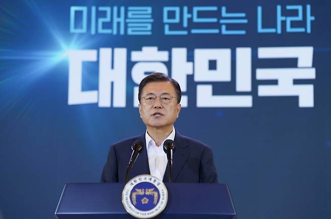문재인 대통령이 지난 7월 14일 오전 청와대에서 열린 제4차 한국판 뉴딜 전략회의에서 발언하고 있다. /청와대 제공