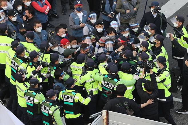 20일 서울 서대문역 네거리에서 열린 기습 10·20 민주노총 총파업이 끝난 뒤 해산하던 도중 조합원들과 경찰이 몸싸움을 벌이고 있다. /연합뉴스
