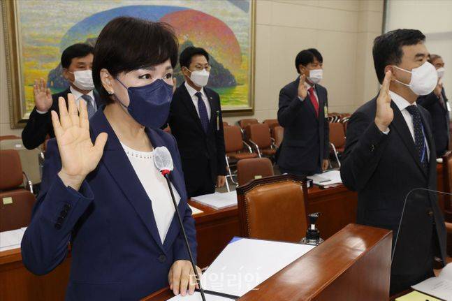 전현희 국민권익위원장이 12일 국회에서 열린 국회 정무위원회 국민권익위원회, 국가보훈처 등에 대한 2021년도 국정감사에서 증인선서를 하고 있다. ⓒ데일리안 홍금표 기자