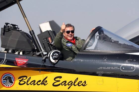 문재인 대통령이 지난 2017년 10월17일 오전 경기도 성남 서울공항에서 열린 ‘서울 국제항공우주 및 방위산업 전시회(서울 ADEX) 2017’ 개막식에 참석해 블랙이글스 T-50 1호기에 올라 엄지손가락을 들어보이고 있다. 뉴스1