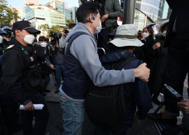 사라지는 폭력 가해자
기자는 여기까지 사진을 찍었다.