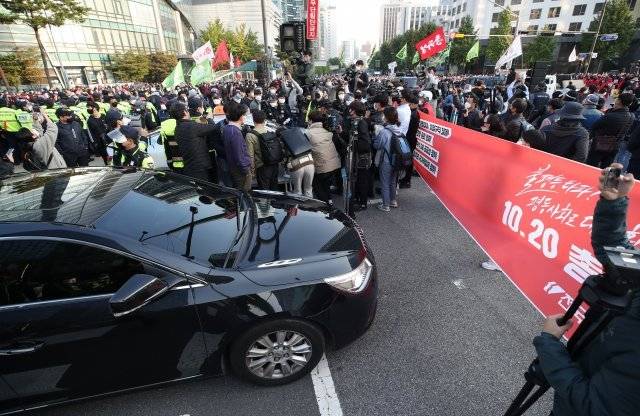 현수막으로 도로 통행을 저지한 민노총
시위가 끝났음에도 민노총 관계자들은 현수말을 펼치고 도로 통행을 방해했다.