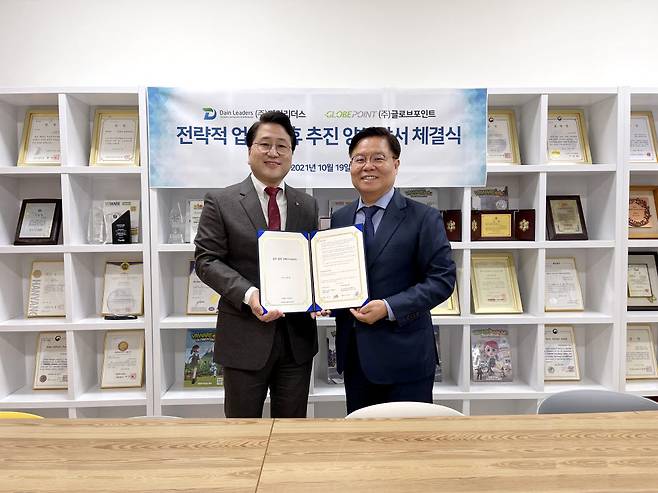 임무호 다인리더스 대표(오른쪽)와 조상용 글로브포인트 대표.