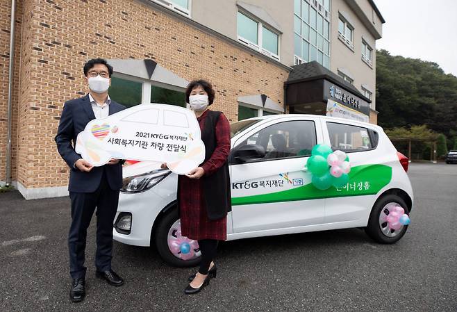 강지형 KT&G복지재단 사무국장(왼쪽)과 김진순 은이너싱홈 시설장.