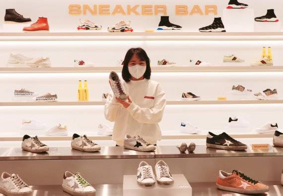 롯데백화점 대전점 1층 프리미엄 스니커즈 편집숍인 '스티커 바'가 오픈 1주년을 맞아 31일까지 일정으로 다양한 이벤트를 펼치고 있는 가운데 이 매장에서 홍보도우미가 한 제품을 들어보이고 있다.